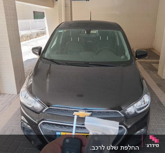 מכונית שחורה עם מפתח רכב ביד